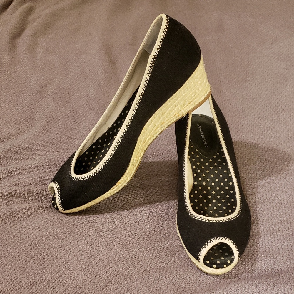 Espadrille style wedge shoes in black